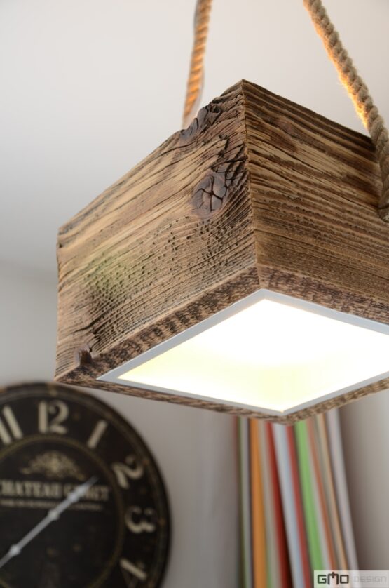 Lampa na linie, piękna kwadratowa lampa ze starego drewna na konopnej linie.