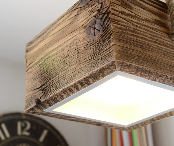 Lampa na linie, piękna kwadratowa lampa ze starego drewna na konopnej linie.