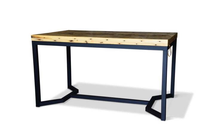 Stół w stylu skandynawskim. Minimalistyczny w kolorze grafitowym z litego drewna z łódek flisackich.