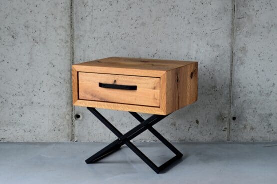 Nowoczesna szafka z litego drewna na stalowej ramie, idealna do nowoczesnych wnętrz