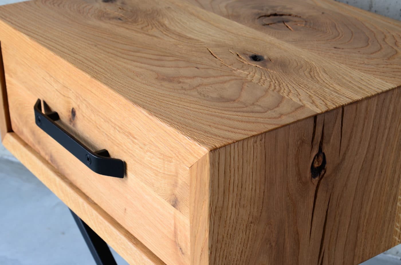 Nowoczesna szafka z litego drewna na stalowej ramie, idealna do nowoczesnych wnętrz