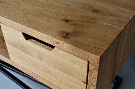 Drewniana szafka z litego drewna na stalowej lakierowanej ramie