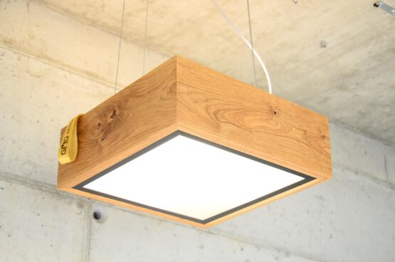 Lampa sufitowa w kształcie kwadratu z litego drewna