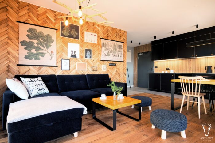 Loftowy apartament w Zakopanem, parkiet na ścianie, stolik loft
