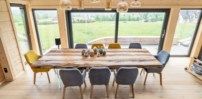 Stół z litego drewna od GMO Design w mieszkaniu w Nowym targu